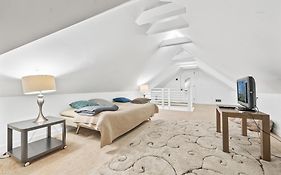 3 Bedroom House With Parking, Wi-Fi And Washer-Dryer